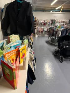 Barnböcker, barnkläder och barnvagn i Småtting i Ekenäs